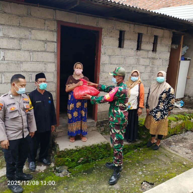 Babinsa Koramil Songgon Turun Langsung Kawal Bantuan Penderita TBC, Jangkau Lima Keluarga Di Pelosok Desa