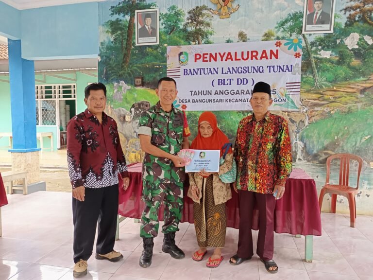 Babinsa Koramil Songgon Kawal Ketat Penyaluran BLT Dana Desa: 32 Warga Bangunsari Terima Bantuan Periode IV Tanpa Hambatan