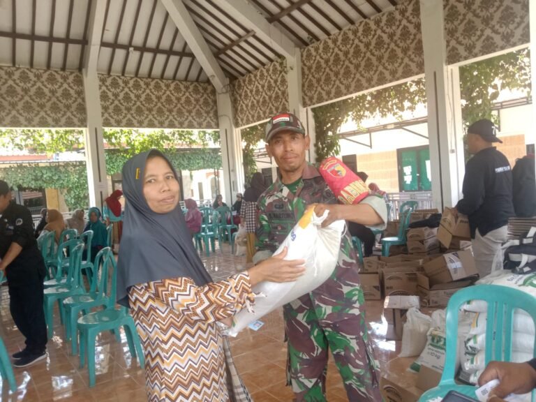 Semangat Produktif Babinsa Koramil Songgon Kawal Ketat Distribusi 757 Paket Sembako, Pastikan Bantuan Tepat Sasaran