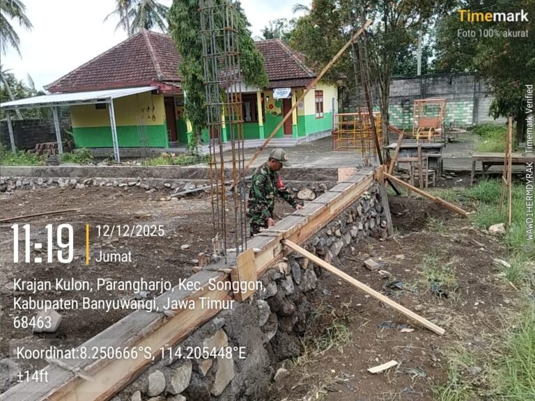 Babinsa Koramil Songgon Kawal Ketat Pembangunan KDKMP: Wujud Nyata TNI Hadir Di Tengah Rakyat