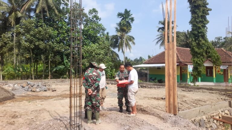 Kasdim 0825/ Banyuwangi Kunjungi Pembangunan KDKMP: Pastikan Proyek Pemberdayaan Ekonomi Desa Berjalan Optimal