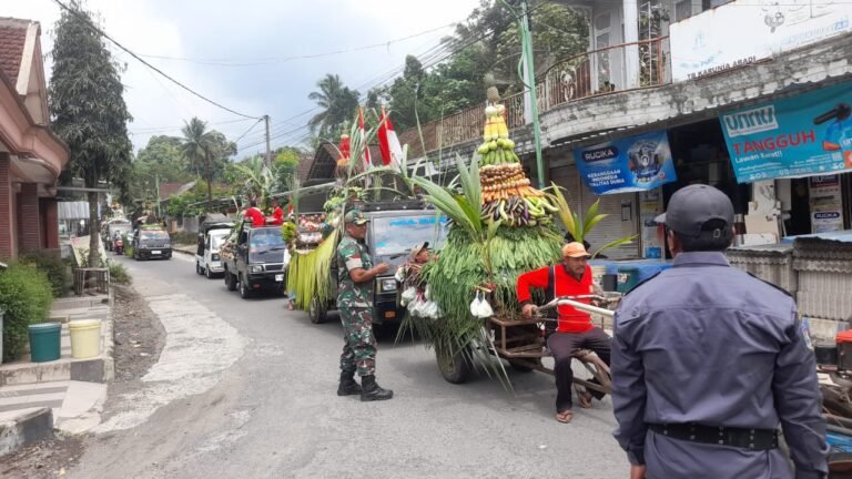 Koramil Songgon Kawal Ketat Kirab Budaya: Sinergi TNI-Polri Amankan Perayaan Hari Jadi Desa Sumberbulu Ke-25