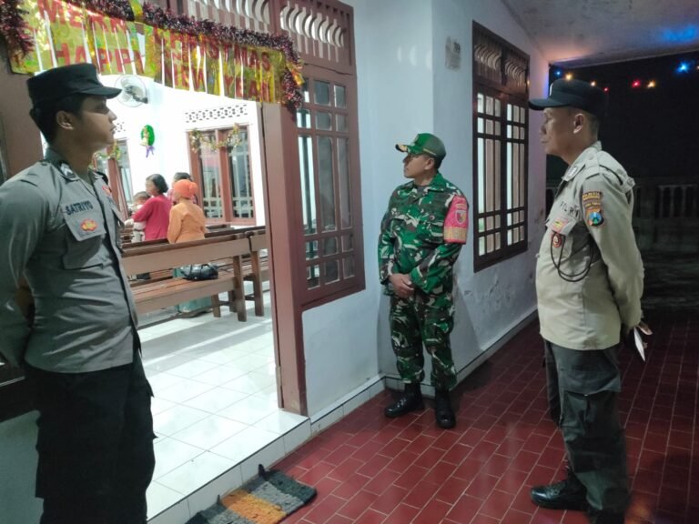 Babinsa Koramil Songgon Kawal Ketat Ibadah Natal: Sterilisasi Total Hingga Pengamanan Berlapis Wujud Komitmen TNI Jaga Toleransi