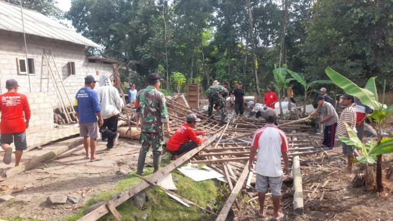 TNI Turun Tangan: Koramil Songgon Bedah Rumah Reyot Nenek Asm’iah, Wujud Nyata Kepedulian Tentara Rakyat