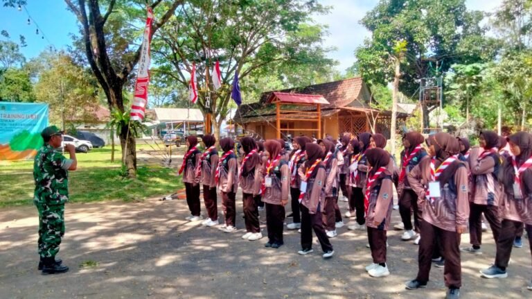 TNI Turun Langsung: Koramil Songgon Tempa Mental Kepemimpinan 47 Santriwati di Tengah Alam Banyuwangi