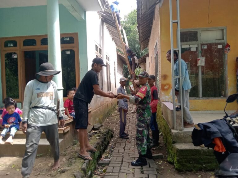 Solidaritas Sejati: Babinsa Koramil Songgon Turun Langsung Perbaiki Rumah Warga