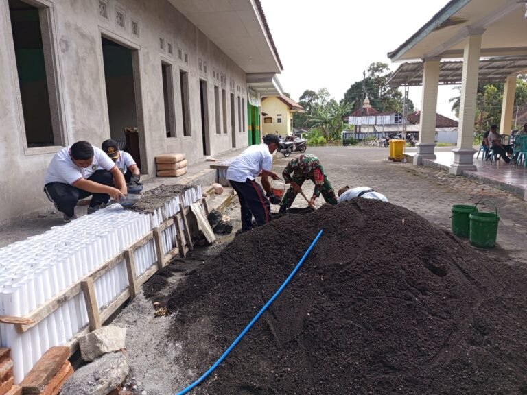 Babinsa Koramil Songgon Gerakkam Program Solidaritas: Pembuatan Patok Pembatas Tanah Ciptakan Harmoni Desa Sumberarum