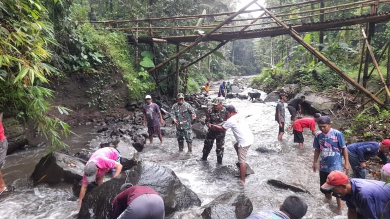 Koramil Songgon Bergerak: Jembatan Penghubung Desa Dimulai dengan Karya Bhakti Masif