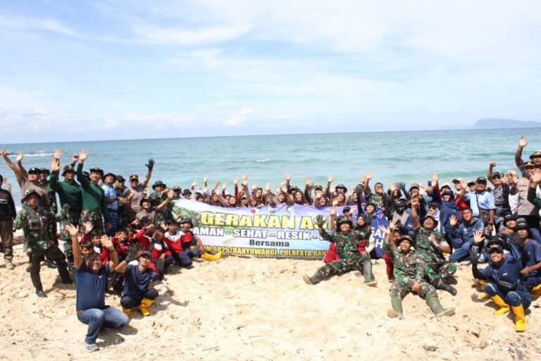 Aksi Nyata di Pantai Pancur Kodim 0825/Banyuwangi dan Warga Bersatu Lewat Gerakan ASRI
