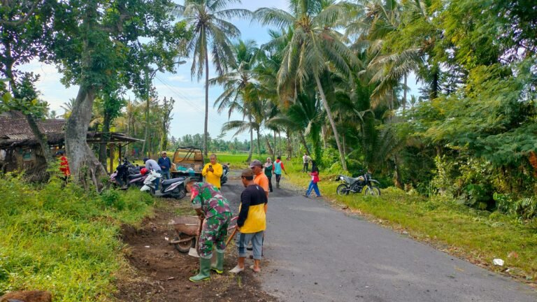 Babinsa Koramil Songgon: Kerja Bhakti Jum’at Bersih Padu Sinergis Warga Jaga Kelestarian Desa Bedewang