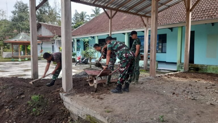 Batituud Pimpin Padu Gerakan Pengurukan Lantai Aula Markas Koramil Songgon