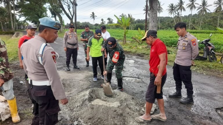 Komandan Koramil Songgon Gerakkan Aksi Solid Perbaikan Jalan Rusak, Puluhan Warga Songgon Antusias Bergabung