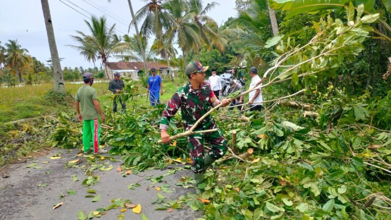 Pohon Tumbang Tutup Akses Vital Antardusun, Babinsa Koramil Songgon Terjun Langsung Pimpin Evakuasi