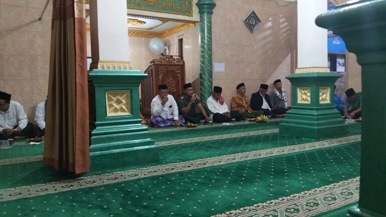 Ramadhan Menyatukan: Danramil Songgon Pimpin Safari Bersama Forpimka Dan MWC NU, Masjid Baiturrohman Bergemuruh Doa