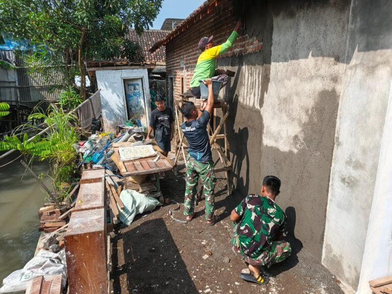Atap Genteng Jadi Saksi, TMMD Kodim 0819/Pasuruan Plaster Dinding RTLH dengan Hati