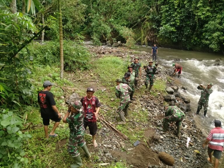 Beton Demi Rakyat: Danramil Songgon Pimpin Langsung Hari Kedua Karya Bakti Jembatan Perintis Garuda di Sungai Binau