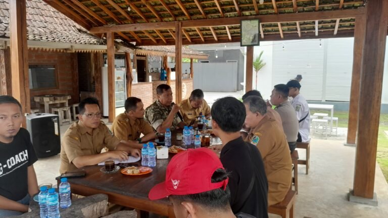 TNI Turun Gelanggang: Danramil dan Babinsa Songgon Kawal Rapat Besar Festival Durian Demi Ketertiban dan Kesuksesan Pesta Rakyat