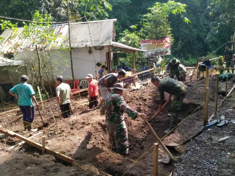 Baja Di Tepi Sungai Binau: TNI Koramil Songgon Tempa Jembatan Harapan Warga Di Hari Kelima