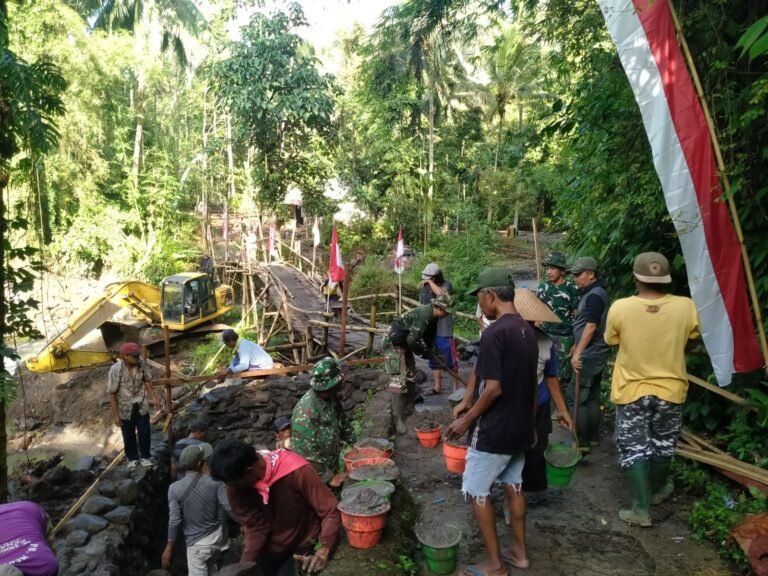 Baja Di Tepi Sungai Binau: TNI Koramil Songgon Tempa Jembatan Harapan Warga Di Hari Kelima