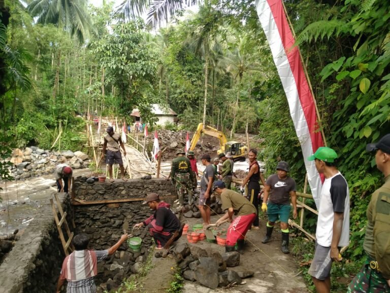 Danramil Songgon Pimpin Langsung Hari Ke-6 Karya Bakti Jembatan Perintis Garuda — TNI dan Rakyat Satukan Keringat di Sungai Binau