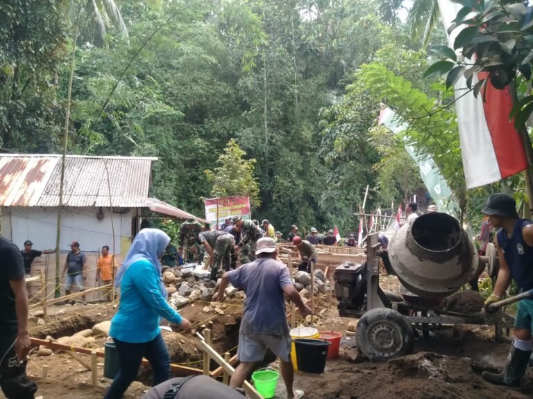 Kapten Andoko Pimpin Langsung Hari Ke-7 Pembangunan Jembatan Garuda: Satu Perempuan Ketua RW Bikin Prajurit Malu Bermalas-Malasan