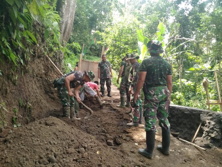 Kasdim 0825 Turun Langsung ke Lapangan: TNI Geber Pengerjaan Jembatan Perintis Garuda di Hari ke-9, Warga Songgon Kian Dekat dengan Akses Vital
