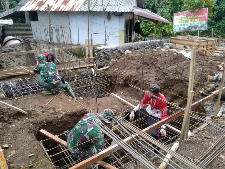 Baja Bertemu Beton di Tepi Sungai Binau: Koramil Songgon Pimpin Hari ke-12 Pembangunan Jembatan yang Akan Ubah Nasib Dua Dusun