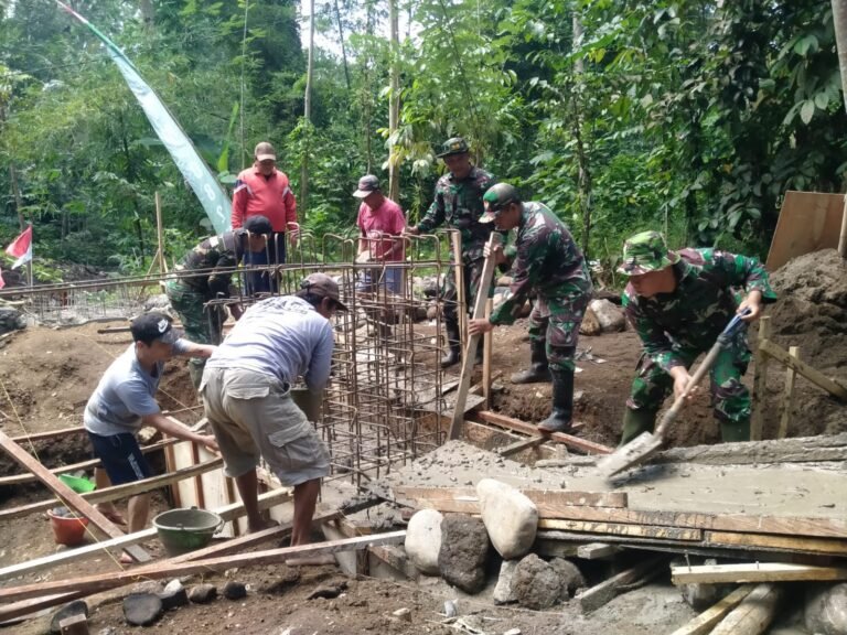 Baja Beradu di Hari ke-13: Danramil Songgon Pimpin Langsung Tempur Beton Jembatan Perintis Garuda Demi Putus Isolasi Warga