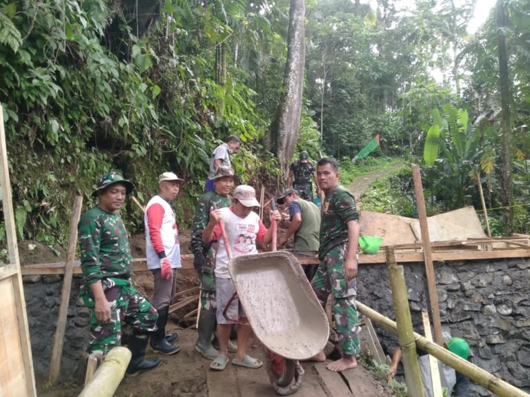Baja Bertemu Lumpur: Koramil Songgon Tak Kenal Lelah di Hari ke-14 Bangun Jembatan Perintis Garuda untuk Rakyat Banyuwangi