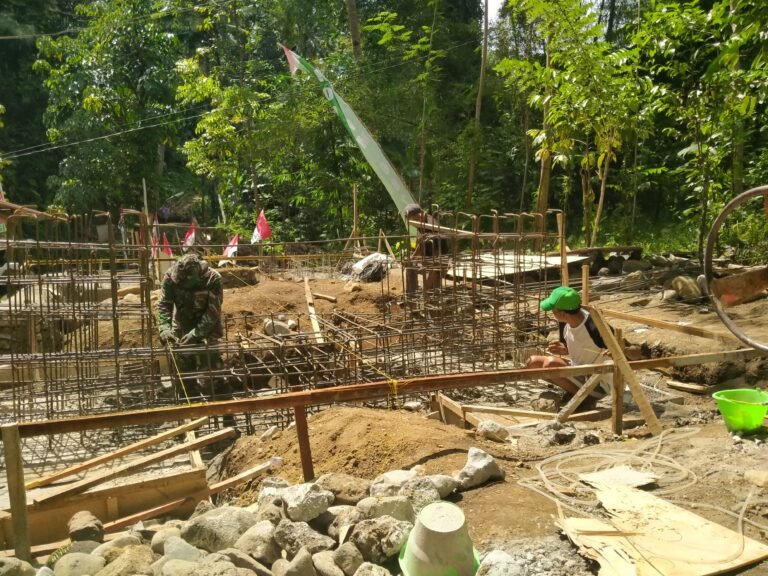 Danramil Songgon Pimpin Langsung! Hari ke-15 Pembangunan Jembatan Garuda Terus Menggeliat di Sungai Binau