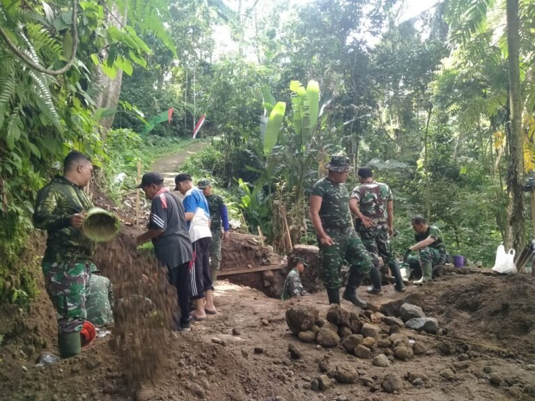 Baja Bertemu Lumpur: Danramil Songgon Pimpin Gempuran Hari ke-16 Bangun Jembatan Perintis Garuda di Sungai Binau