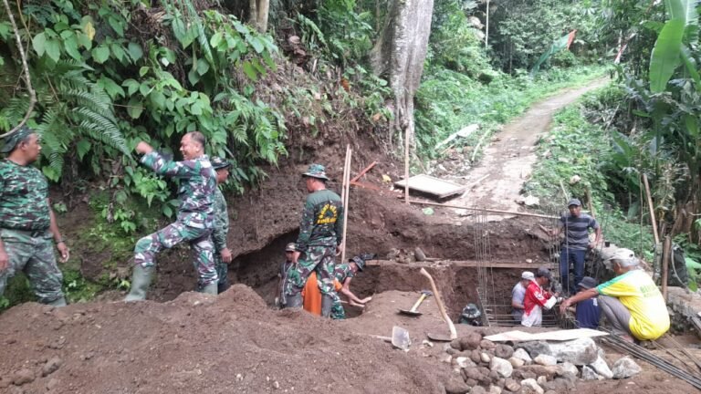 Tak Kenal Lelah di Hari ke-17: Koramil 0825/20 Songgon Tempa Baja dan Tuang Beton Demi Jembatan Impian Warga Binau