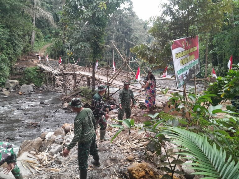 Kapten Kav Andoko Pimpin Langsung Karya Bakti TNI: Jembatan Penghubung Harapan Dua Dusun di Songgon Terus Dikebut