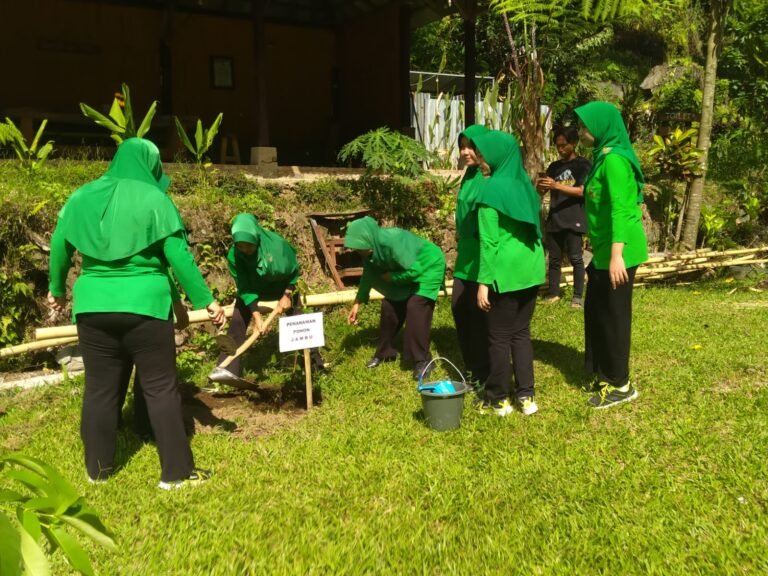 Gerak Cepat di Hari Pahlawan: Persit Kartika Chandra Kirana Ranting 21 Tanam Ratusan Bibit Pohon, Tegaskan Komitmen Hijau TNI AD