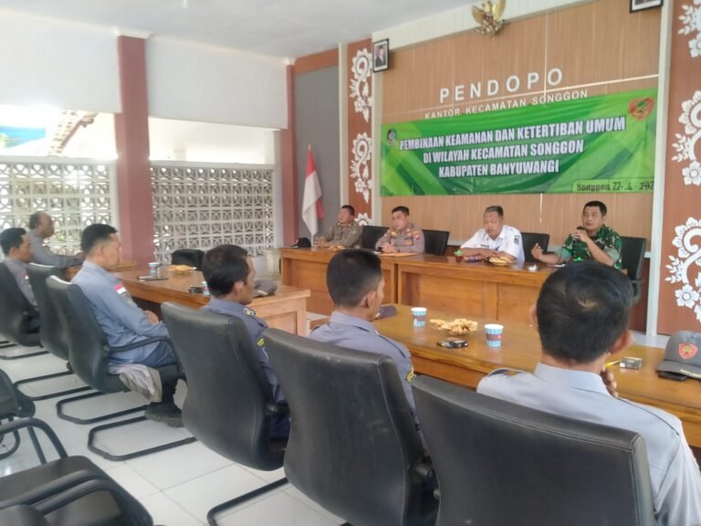 Tegakkan Kamtibmas, Koramil Songgon Turun Tangan Gembleng Danton Linmas Se-Kecamatan