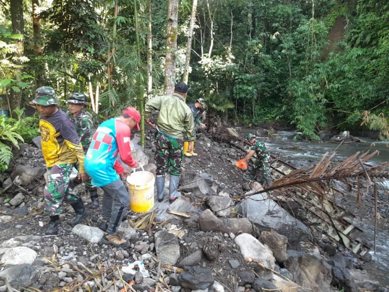Baja Dan Bakti: Koramil Songgon Tak Kenal Lelah, Hari Ke-24 Jembatan Perintis Garuda Terus Berdiri Kokoh Di Atas Sungai Binau