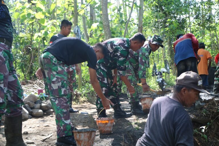 Sinergi TNI Bangun Tanggul Penahan Tanah TPT, Hari Pertama TMMD ke-128 di Desa Brabe Dimulai Probolinggo.