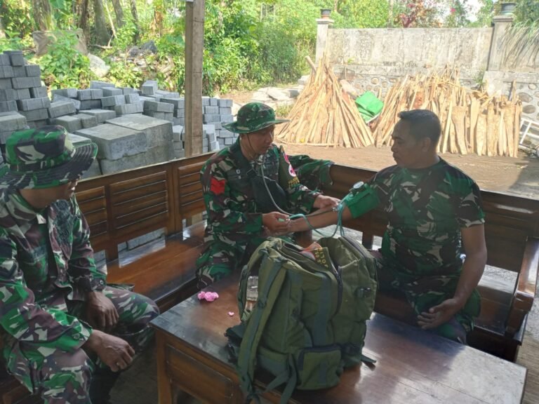 Tim Kesehatan Polkes 05-09-17 Probolinggo Dukung Sukses TMMD ke-128 Melalui Pelayanan Kesehatan.