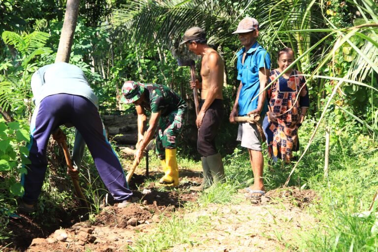 Medan Sulit Tak Surutkan Semangat, Satgas TMMD ke-128 Bangun Jalan Paving di Dusun Klagin.