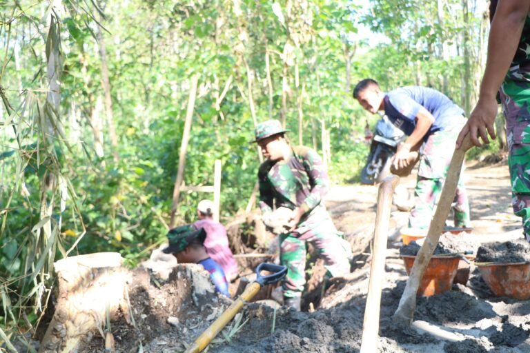Medan Sulit Tak Surutkan Semangat Satgas TMMD ke-128 Bangun Tanggul Penahan Tanah di Desa Brabe.