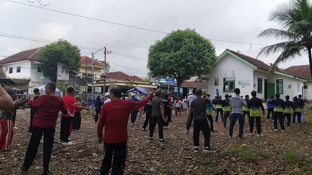 Koramil Dan Polsek Songgon Bersatu Padu: Gelorakan Semangat Bhayangkara Di Halaman Perhutani, Puluhan Warga Bergerak Serentak