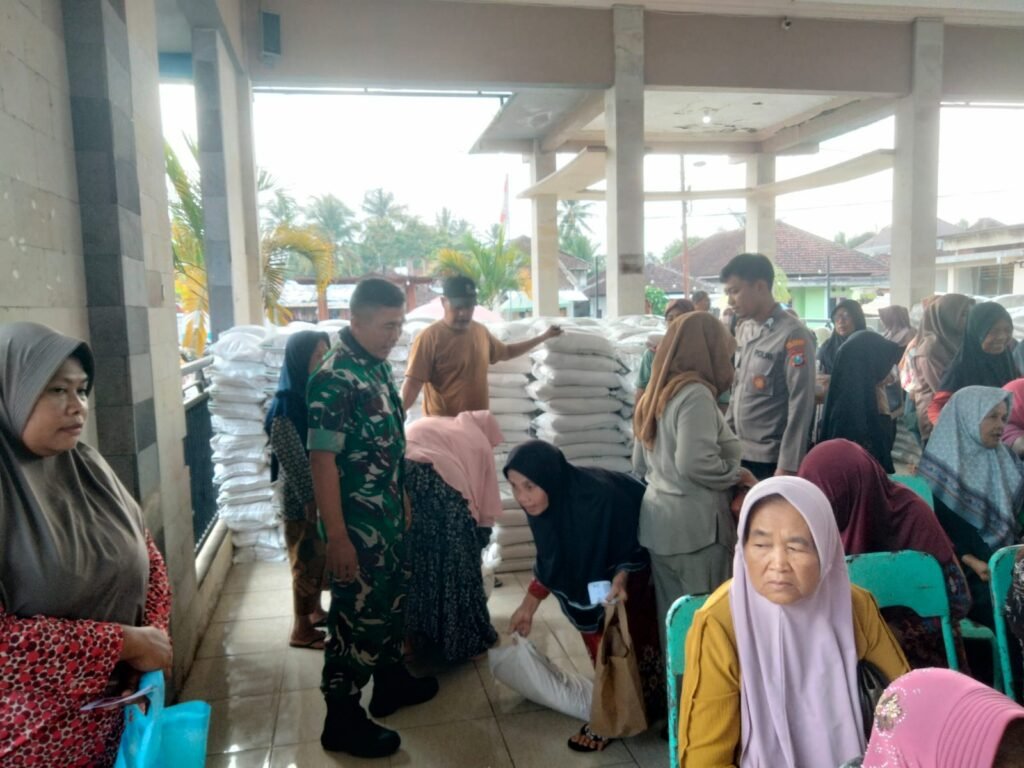Babinsa Hadir, 1.323 Keluarga Miskin Desa Balak Akhirnya Terima Beras Dan Minyak Goreng