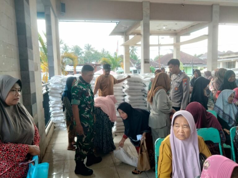 Babinsa Hadir, 1.323 Keluarga Miskin Desa Balak Akhirnya Terima Beras Dan Minyak Goreng