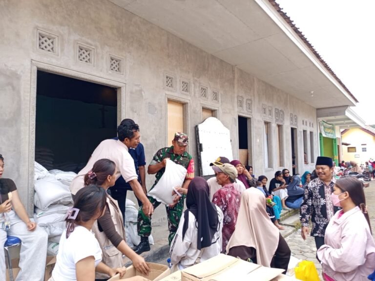 Babinsa Koramil Songgon Kawal Ketat Distribusi Banpang: 1.230 KPM Desa Sumberarum Terima 20 Kg Beras dan 4 Liter Minyak Goreng