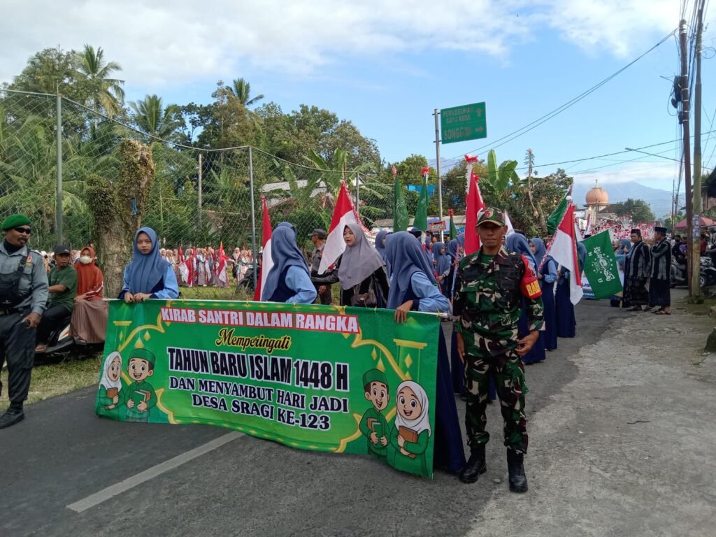Babinsa Koramil Songgon Kawal Kirab Santri: Semangat 1.000 Lentera Islam Menyinari Bumi Desa Sragi