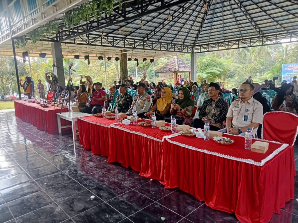 Di Bawah Naungan Wisata Desaku, Babinsa Koramil Songgon Kawal Pelepasan Tunas Bangsa TK Sayuwiwit — Wujud Nyata TNI Hadir di Tengah Rakyat