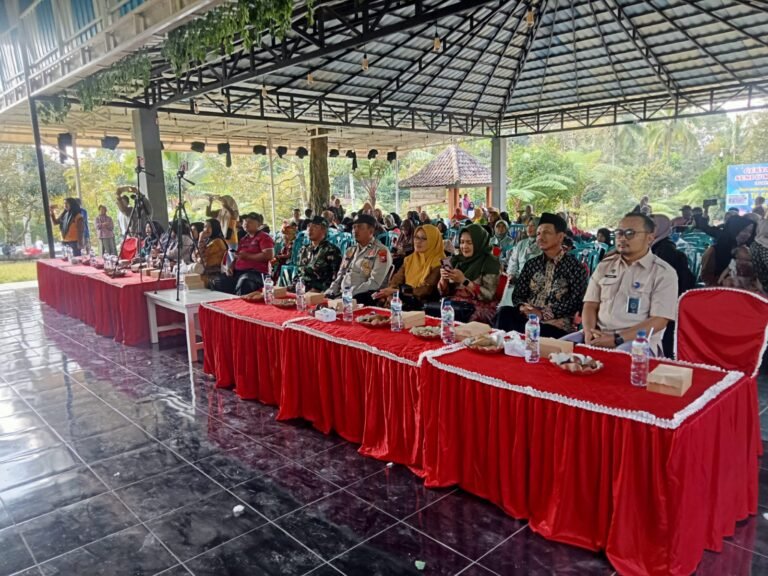 Di Bawah Naungan Wisata Desaku, Babinsa Koramil Songgon Kawal Pelepasan Tunas Bangsa TK Sayuwiwit — Wujud Nyata TNI Hadir di Tengah Rakyat