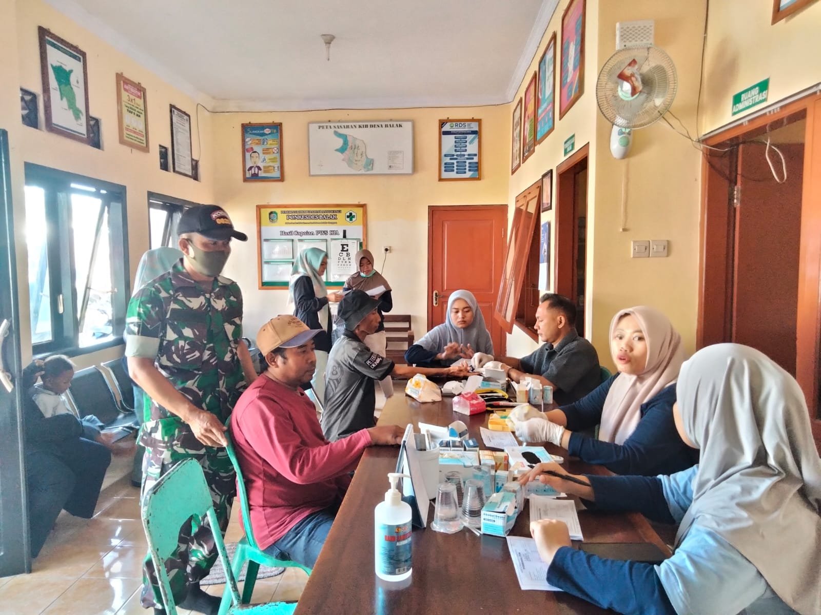 Babinsa Koramil Songgon Turun Langsung, Ratusan Warga Desa Balak Serbu Cek Kesehatan Gratis — TNI Jadi Garda Terdepan Sehatkan Rakyat