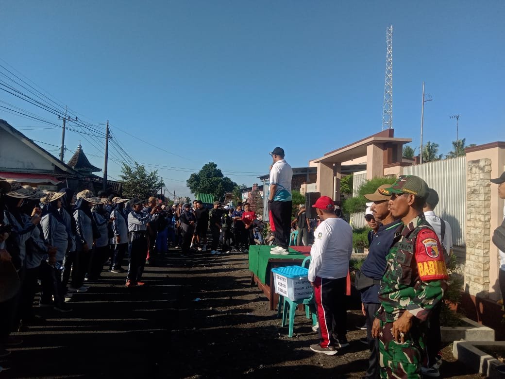 Babinsa Koramil Songgon Berjaga Di Tengah Ribuan Langkah: Harjasa Ke-123 Sragi Berlangsung Aman Dan Meriah