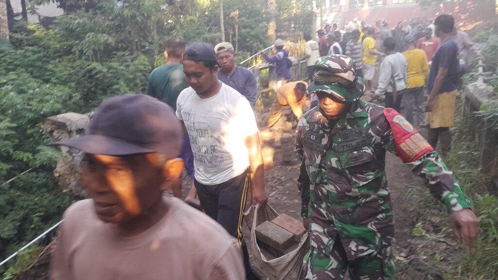 Babinsa Koramil Songgon Turun Gunung: TNI Dan Rakyat Bersatu Bersihkan Jalan Demi jembatan Harapan Dusun Gumukcandi